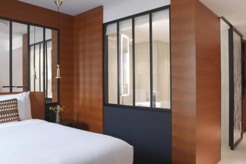 Habitación Estilo París con 1 cama grande del hotel Renaissance Paris Republique. Foto 3