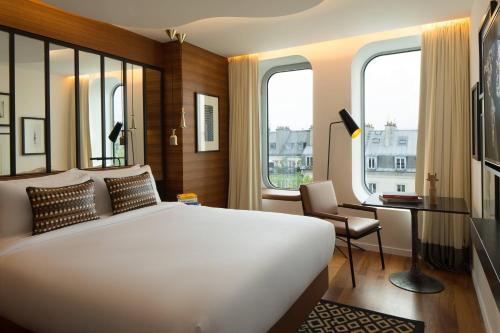 Habitación Vistas Urbanas con vistas a los tejados de París del hotel Renaissance Paris Republique. Foto 1