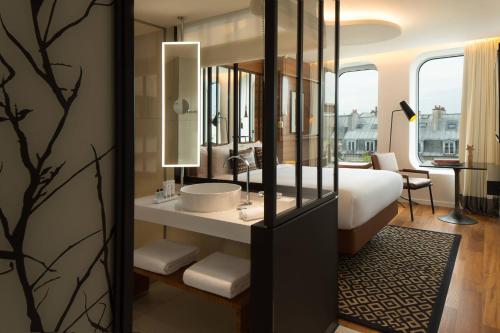 Habitación Vistas Urbanas con vistas a los tejados de París del hotel Renaissance Paris Republique. Foto 2