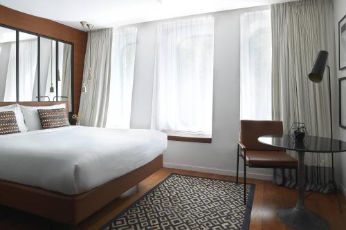 Habitación Bobo con vistas al jardín o a la ciudad del hotel Renaissance Paris Republique