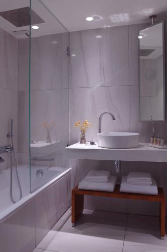 Habitación Bobo con vistas al jardín o a la ciudad del hotel Renaissance Paris Republique. Foto 5