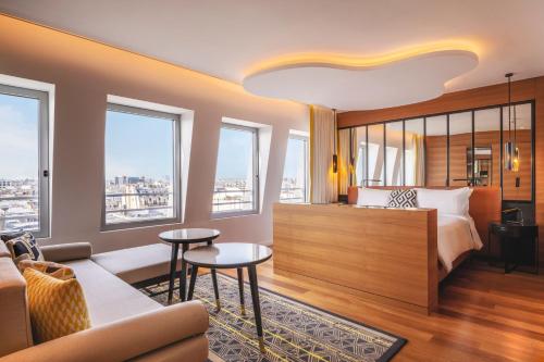 Suite Skyline con vistas al horizonte del hotel Renaissance Paris Republique. Foto 1