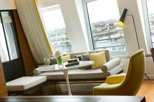 Suite Skyline con vistas al horizonte del hotel Renaissance Paris Republique. Foto 2