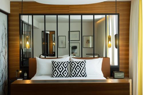 Suite Skyline con vistas al horizonte del hotel Renaissance Paris Republique. Foto 3