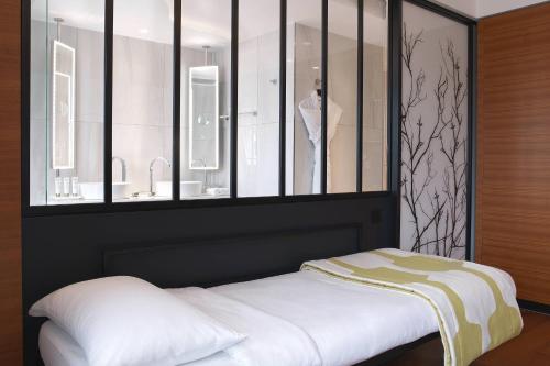 Suite Skyline con vistas al horizonte del hotel Renaissance Paris Republique. Foto 4
