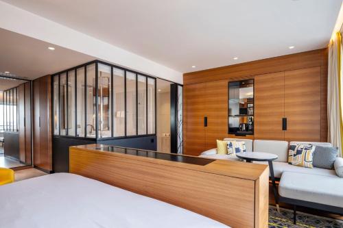 Suite Skyline con vistas al horizonte del hotel Renaissance Paris Republique. Foto 5