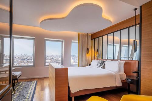 Suite Skyline con vistas al horizonte del hotel Renaissance Paris Republique. Foto 6