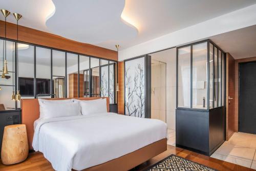 Habitación Estilo París con 1 cama grande del hotel Renaissance Paris Republique. Foto 1