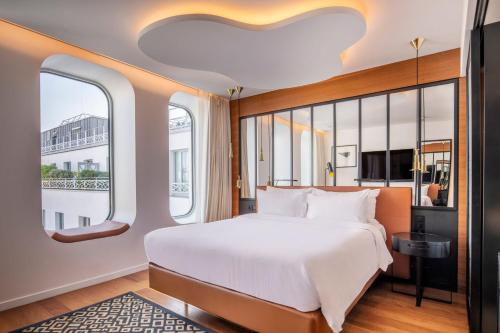 Habitación Bobo con cama extragrande y vistas al jardín o a la ciudad del hotel Renaissance Paris Republique