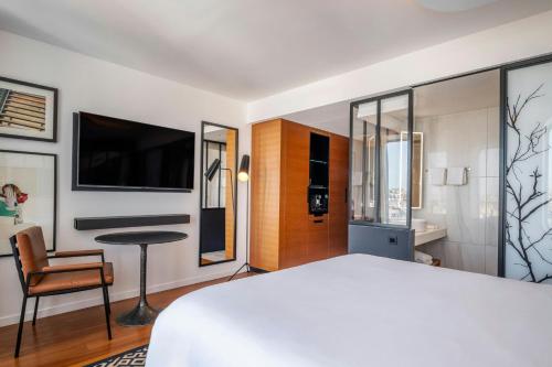 Habitación Vistas Urbanas con vistas a los tejados de París del hotel Renaissance Paris Republique. Foto 2