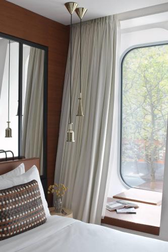 Habitación Vistas Urbanas con vistas a los tejados de París del hotel Renaissance Paris Republique. Foto 4