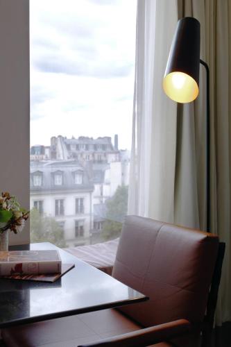 Habitación Vistas Urbanas con vistas a los tejados de París del hotel Renaissance Paris Republique. Foto 5