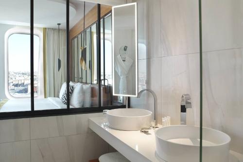 Suite Junior Artist Studio del hotel Renaissance Paris Republique. Foto 7