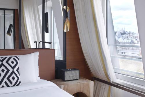 Suite Skyline con vistas al horizonte del hotel Renaissance Paris Republique. Foto 9