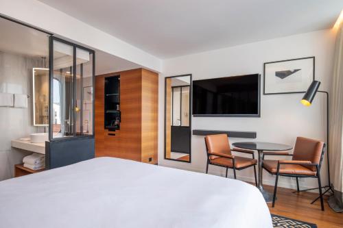 Habitación Bobo con cama extragrande y vistas al jardín o a la ciudad del hotel Renaissance Paris Republique. Foto 6