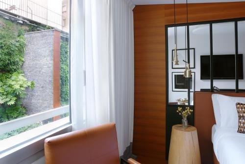 Habitación Bobo con cama extragrande y vistas al jardín o a la ciudad del hotel Renaissance Paris Republique. Foto 8
