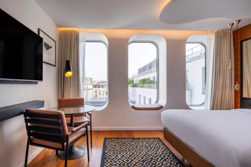 Habitación Bobo con cama extragrande y vistas al jardín o a la ciudad del hotel Renaissance Paris Republique. Foto 9
