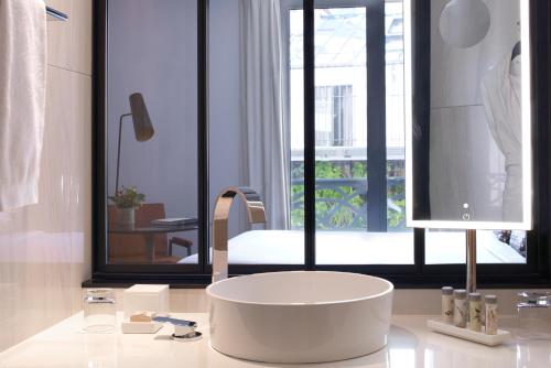 Habitación Bobo con cama extragrande y vistas al jardín o a la ciudad del hotel Renaissance Paris Republique. Foto 11