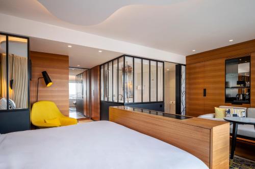 Suite Skyline con vistas al horizonte del hotel Renaissance Paris Republique. Foto 10