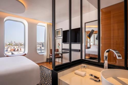 Suite Skyline con vistas al horizonte del hotel Renaissance Paris Republique. Foto 12