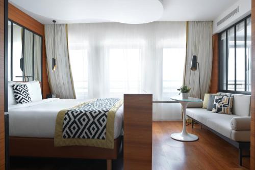 Suite Skyline con vistas al horizonte del hotel Renaissance Paris Republique. Foto 13