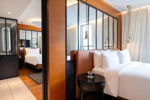 Habitación Familiar con vistas al patio - 1 cama grande y 2 camas individuales del hotel Renaissance Paris Republique. Foto 1