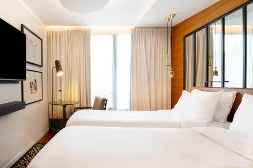 Habitación Estilo París con 2 camas individuales del hotel Renaissance Paris Republique. Foto 2