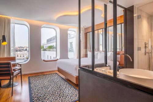 Habitación Bobo con vistas al jardín o a la ciudad del hotel Renaissance Paris Republique. Foto 2