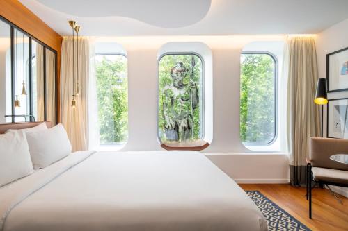 Habitación Bobo con vistas al jardín o a la ciudad del hotel Renaissance Paris Republique. Foto 3