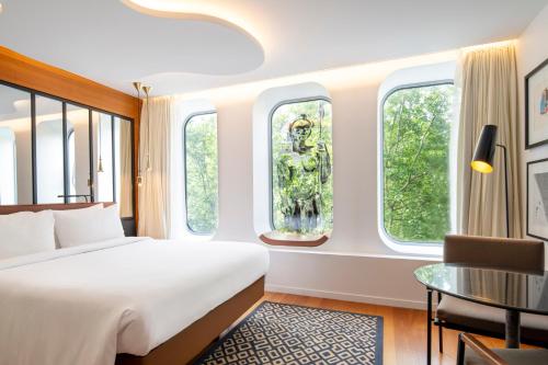 Habitación Bobo con vistas al jardín o a la ciudad del hotel Renaissance Paris Republique. Foto 4
