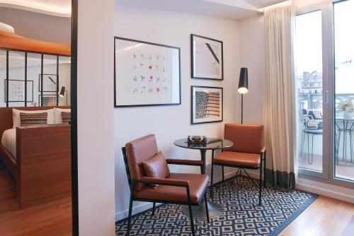 Habitación Bobo con vistas al jardín o a la ciudad del hotel Renaissance Paris Republique. Foto 7