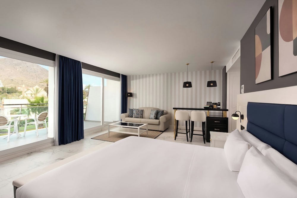 Habitación Premium, 1 cama de matrimonio con sofá cama, terraza, vistas al mar del hotel Four Points by Sheraton Costa Blanca. Foto 1