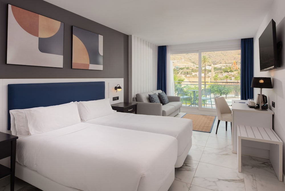 Habitación clásica, 2 camas individuales, balcón, vistas al mar del hotel Four Points by Sheraton Costa Blanca. Foto 9