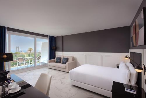 Habitación Premium con 1 cama grande, sofá cama, balcón y vistas al mar del hotel Four Points by Sheraton Costa Blanca