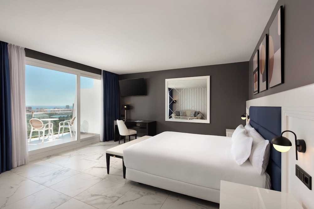 Habitación superior, 1 cama de matrimonio grande con sofá cama, terraza, vistas al mar del hotel Four Points by Sheraton Costa Blanca. Foto 3