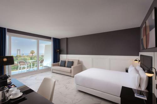 Habitación Premium con 1 cama grande, sofá cama, balcón y vistas al mar del hotel Four Points by Sheraton Costa Blanca. Foto 4