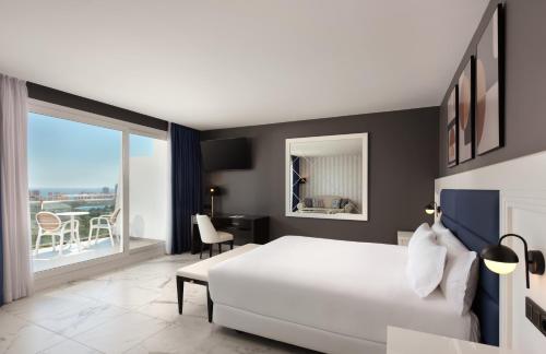 Habitación Superior con 1 cama extragrande, sofá cama, balcón y vistas al mar del hotel Four Points by Sheraton Costa Blanca