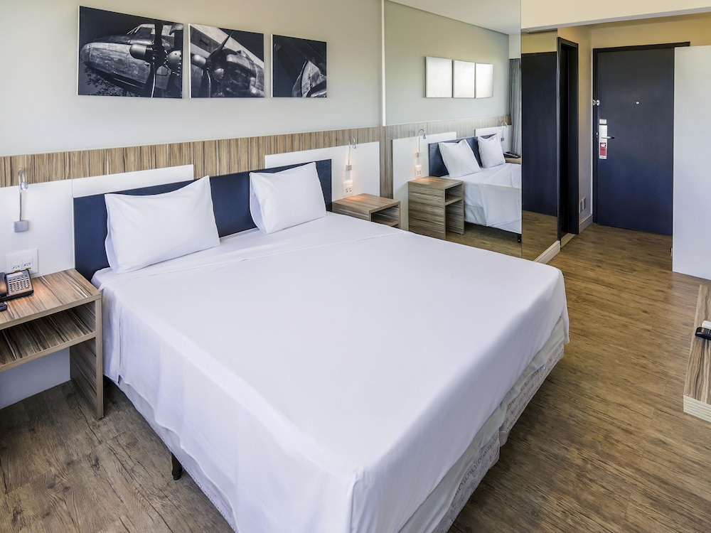 Suite Familiar con una cama doble y un salón con sofá - cama del hotel Ibis Styles Confins Aeroporto. Foto 5