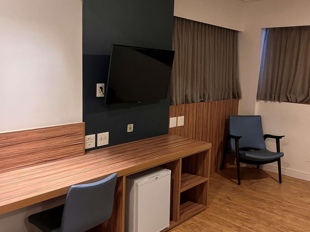 Apartamento SUPERIOR con 1 cama doble y un sillón de lectura o tumbona del hotel Ibis Styles Confins Aeroporto. Foto 6