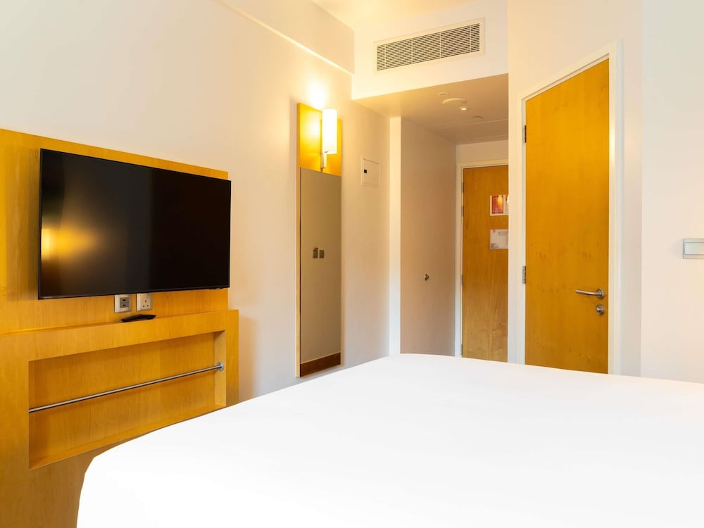 Habitación estándar - Cama queen size del hotel Ibis One Central. Foto 1