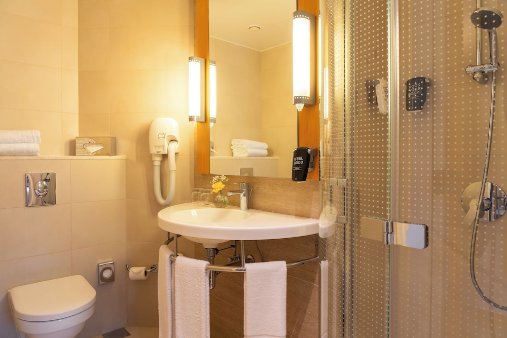 Habitación estándar - Dos camas individuales del hotel Ibis One Central. Foto 4