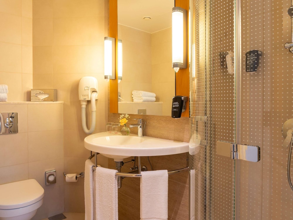 Habitación Premium, Cama Queen Size, Con Beneficios Adicionales del hotel Ibis One Central. Foto 8