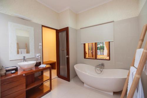 Suite frente a la playa del hotel Jambuluwuk Oceano Resort Gili Trawangan. Foto 1