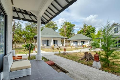 Habitación Triple Deluxe Garden del hotel Jambuluwuk Oceano Resort Gili Trawangan
