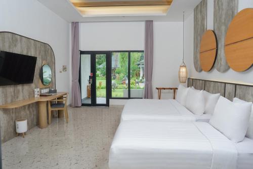 Habitación Triple Deluxe Garden del hotel Jambuluwuk Oceano Resort Gili Trawangan. Foto 4