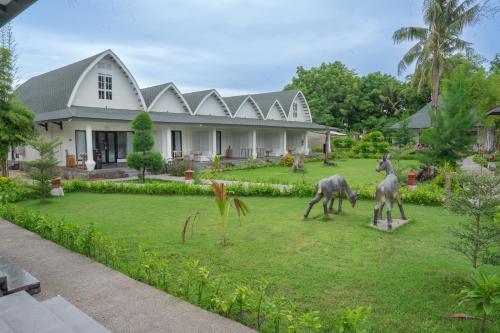 Habitación Triple Deluxe Garden del hotel Jambuluwuk Oceano Resort Gili Trawangan. Foto 5
