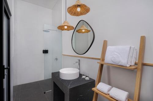 Habitación Doble Deluxe con jardín del hotel Jambuluwuk Oceano Resort Gili Trawangan. Foto 2