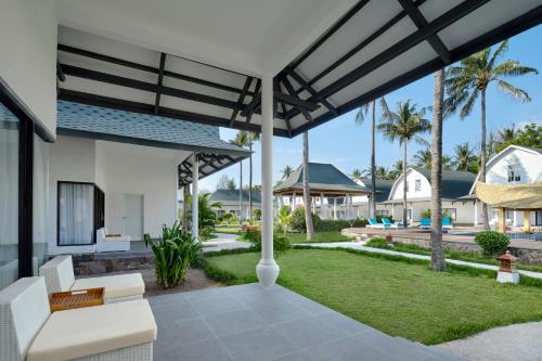 Habitación Triple Premier Lumbung del hotel Jambuluwuk Oceano Resort Gili Trawangan. Foto 1