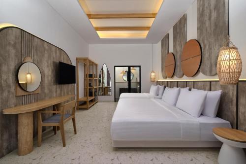 Habitación Triple Premier Lumbung del hotel Jambuluwuk Oceano Resort Gili Trawangan. Foto 2