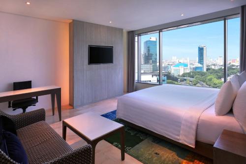Habitación Deluxe con 1 cama king del hotel Grand Mercure Jakarta Kemayoran. Foto 3